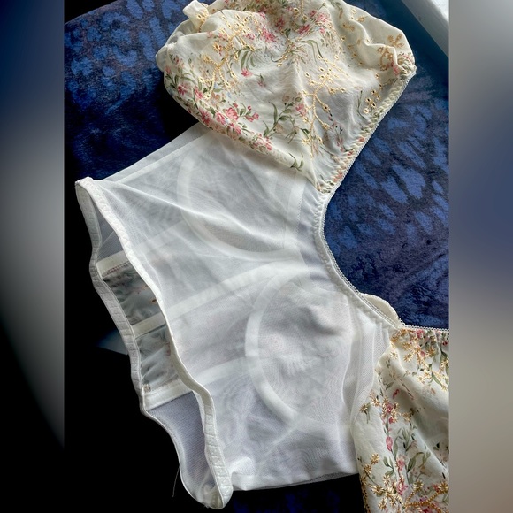 Small Floral white cropped top. Embroidered & Printed Flowers. Net back. - Picture 5 of 6